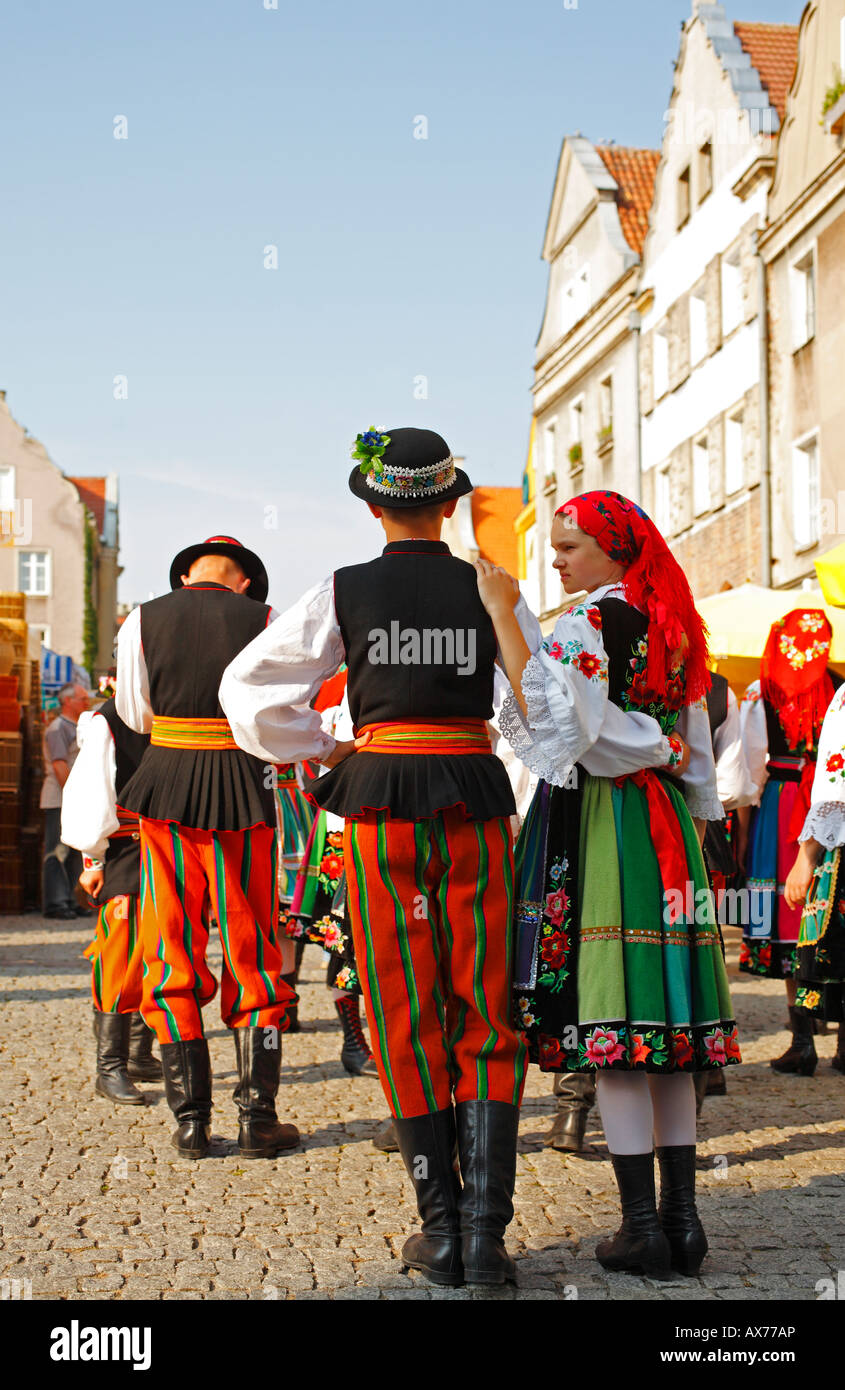 Lowicz ballerini folk, sfilano durante i giorni di Folklore in Olsztyn, Polonia Foto Stock