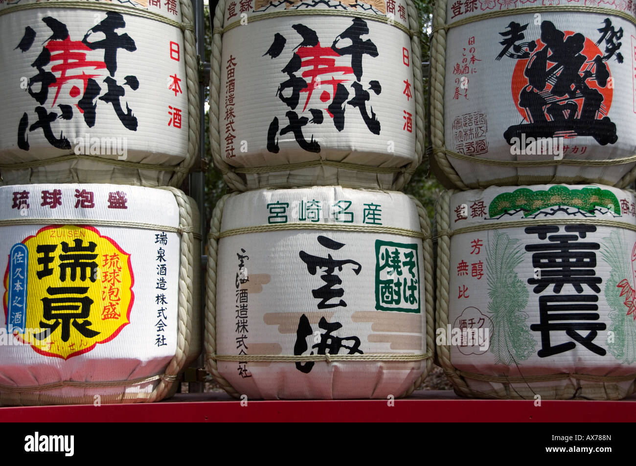 Kazaridaru o decorazione di barili al Tempio di Meiji, Tokyo, Giappone Foto Stock