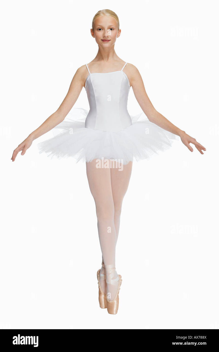 Giovane ballerina (14-15) permanente sulla pointe in scarpe da punta,,  ritratto Foto stock - Alamy