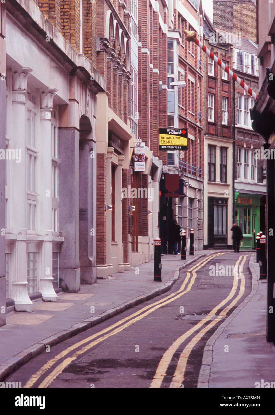 Carter Lane: doppio giallo linee passanti attraverso strette e tortuose strade medievali di Blackfriars vicino la Cattedrale di St Paul, Londra Foto Stock