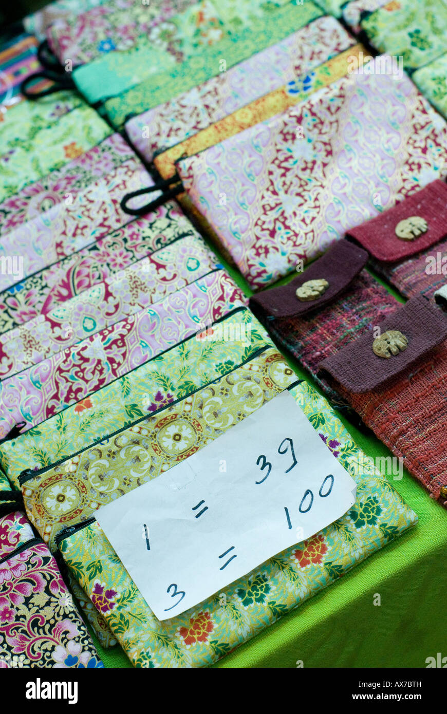 Sacchetti per la vendita nel Bazaar Notturno di Chiang Mai Thailandia Foto Stock