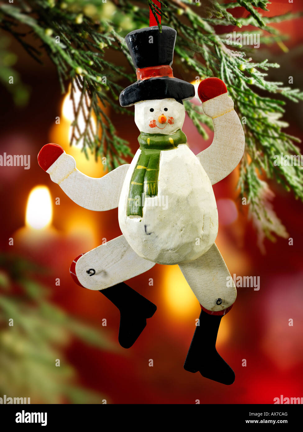 In legno dipinte a mano pupazzo di neve, Decorazione per albero di Natale contro una impostazione di camera Foto Stock