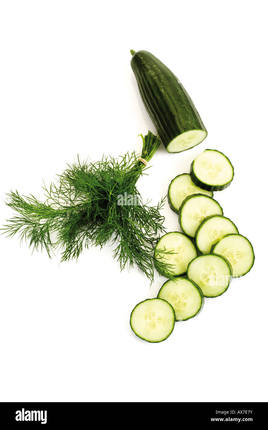Fette di cetriolo e aneto, vista in elevazione Foto Stock