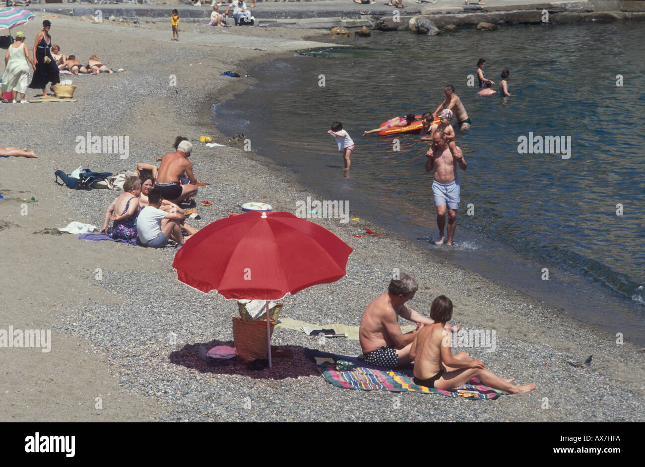 I turisti sulla spiaggia di Collioure,, Languedoc Roussillon, Francia Foto Stock