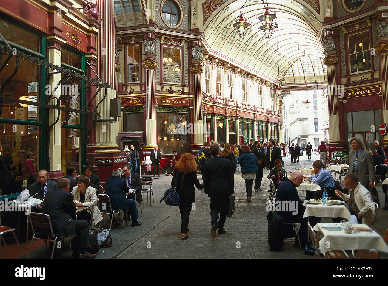 Persone presso la galleria commerciale mercato Leadenhall, Londra, Gran Bretagna, Europa Foto Stock
