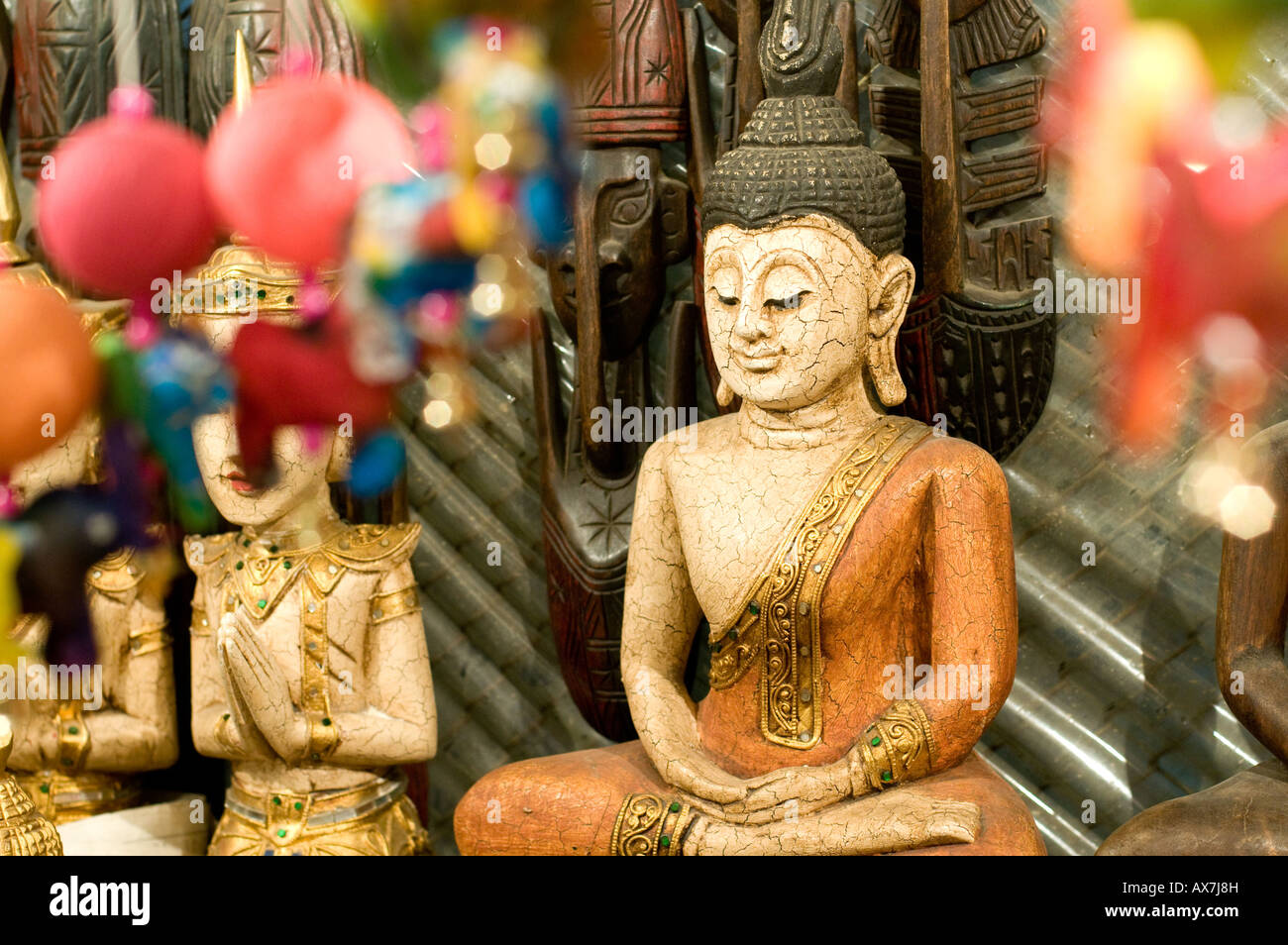 Negozio di souvenir in vendita nel Bazaar Notturno di Chiang Mai Thailandia Foto Stock