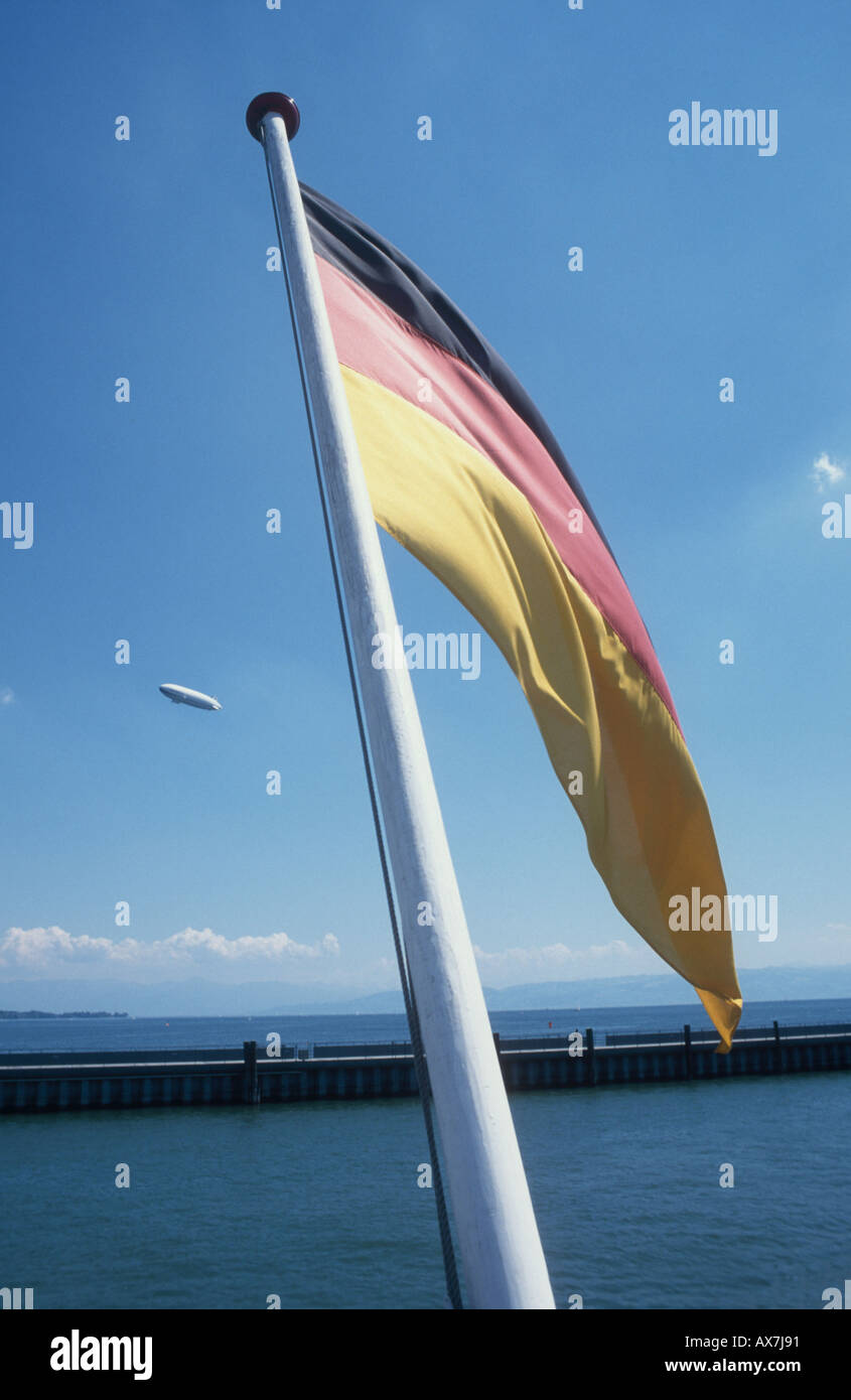 Bandiera tedesca e Zeppelin, Friedrichshafen, il lago di Costanza - Germania Foto Stock