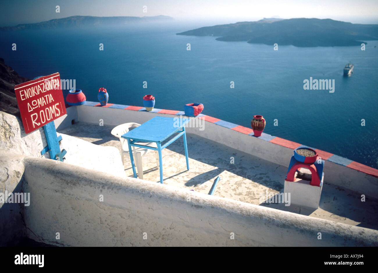 Bed and Breakfast che si affaccia sul cratere e l'isola Nea Kameni, Santorini, Cicladi Grecia Foto Stock