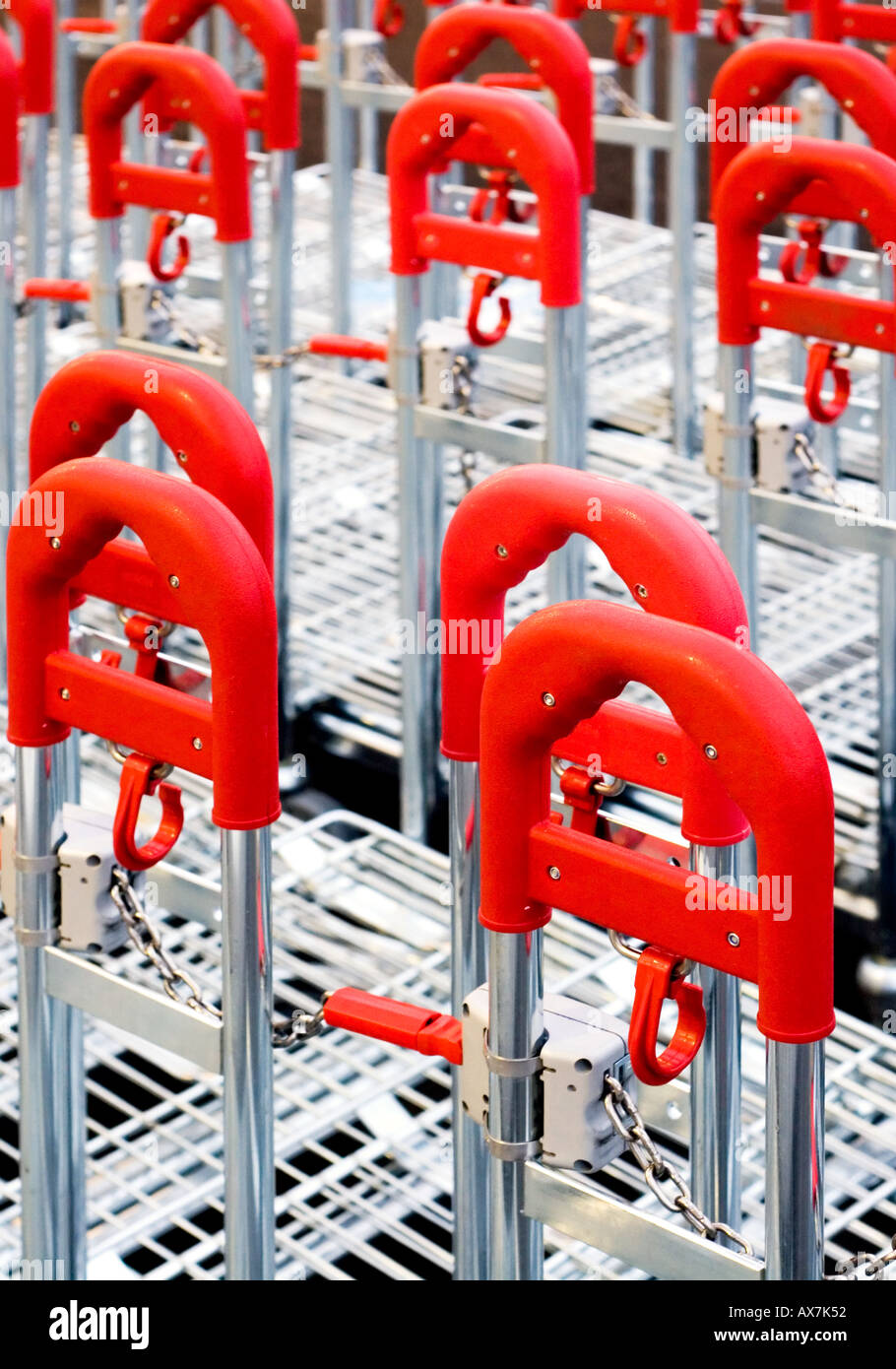 Carrello con maniglie rosse Foto Stock