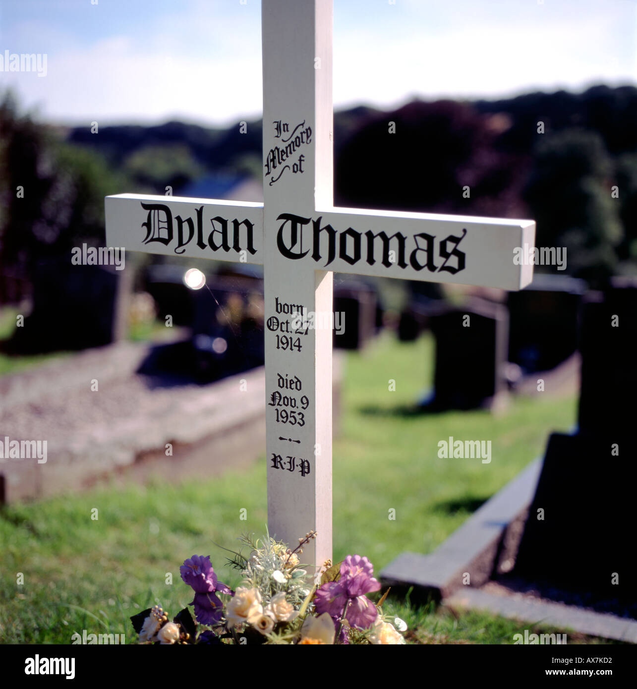 La tomba di Dylan Thomas St Martins sagrato Laugharne Carmarthenshire Wales UK KATHY DEWITT Foto Stock