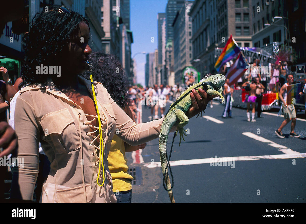 Frau mit Chamaeleon, Christopher Street Day New York, Stati Uniti d'America Foto Stock