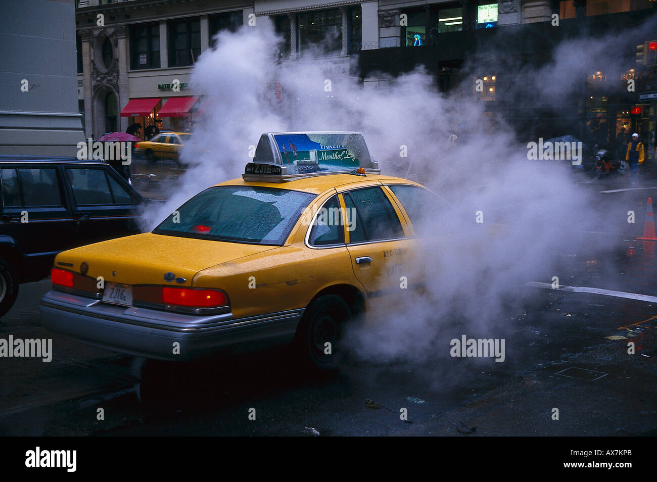 Taxi im Rauch, Manhattan New York, Stati Uniti d'America Foto Stock