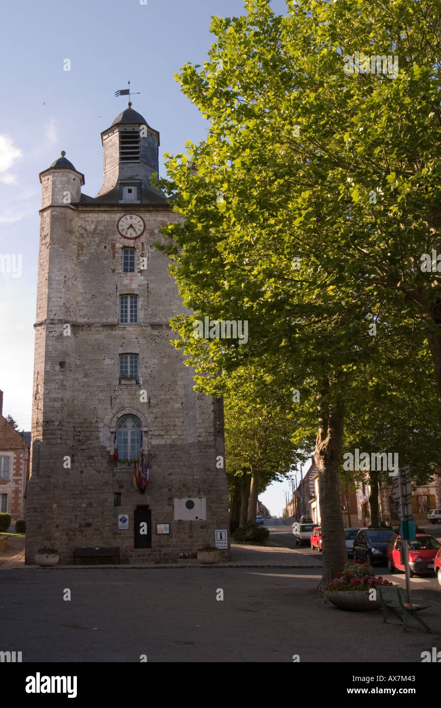 Il vecchio campanile e la torre nel centro di St Riquier Somme Foto Stock