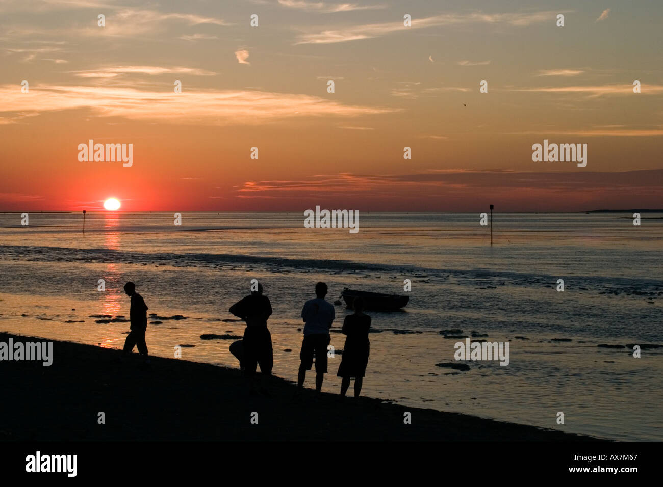 La gente sul litorale a St Valery sur Somme a guardare il tramonto Foto Stock