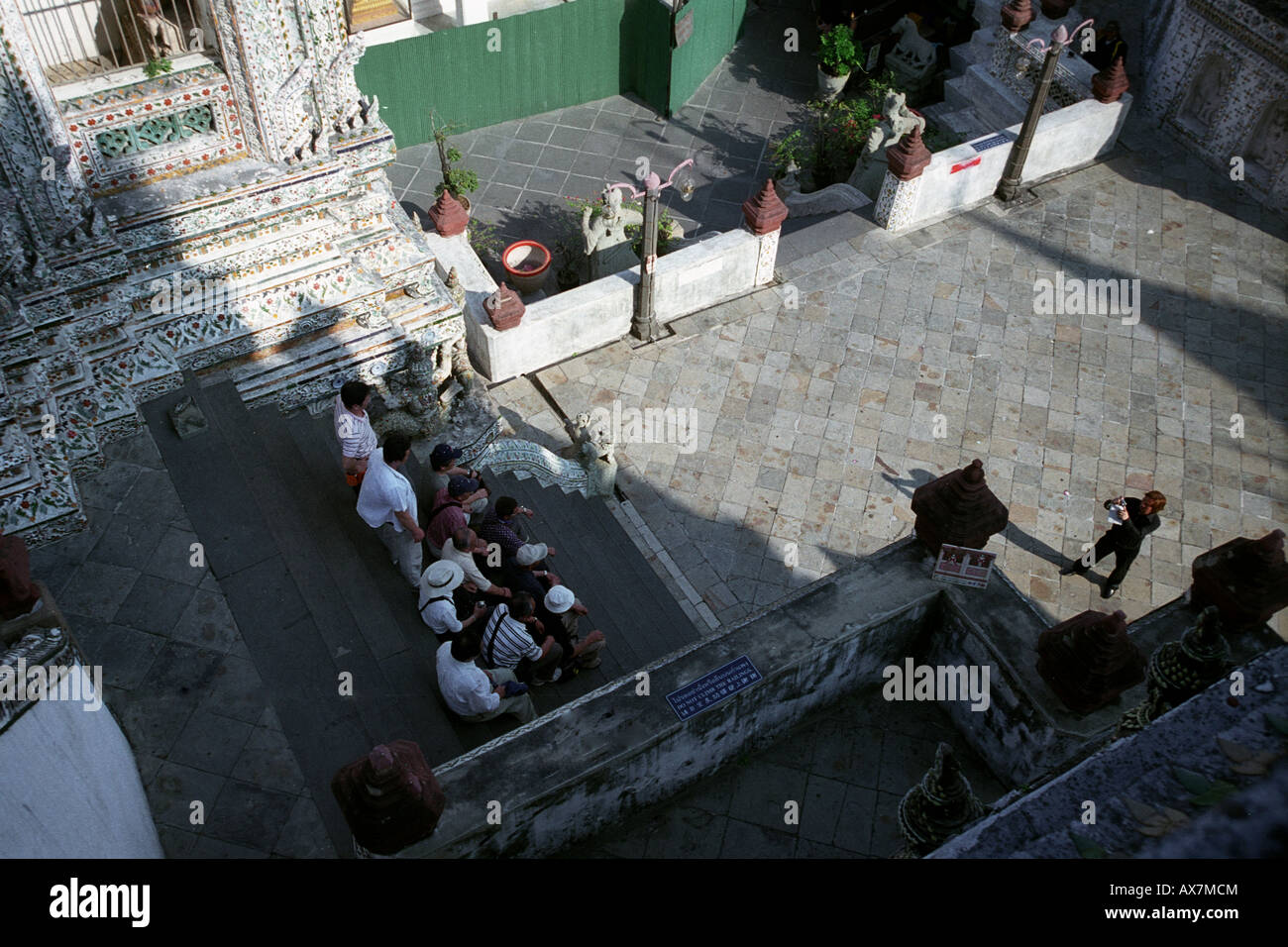 I turisti che è fotografata al Wat Arun (Thai: วัดอรุณ, il tempio dell'alba,) Bangkok in Thailandia. Foto Stock