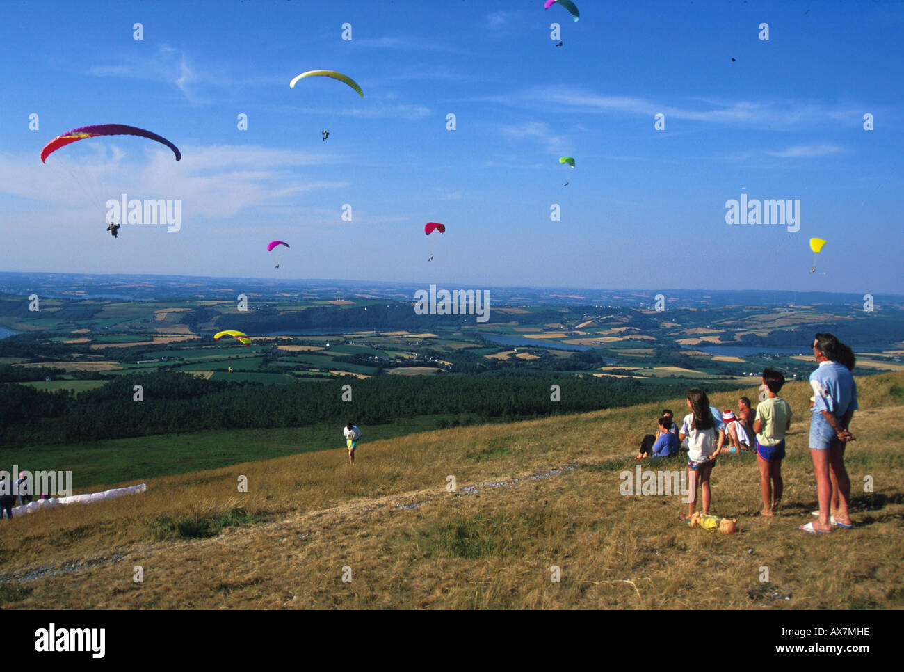 Parapendio am Menez Hom, Bretagne Frankreich Bretagne Frankreich Foto Stock