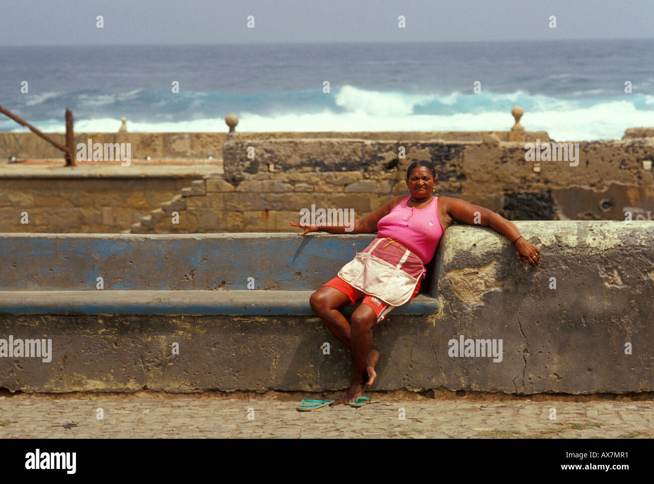 Donna indigena a Ponta do Sol, Santo Antao, Isole di Capo Verde, Africa Foto Stock