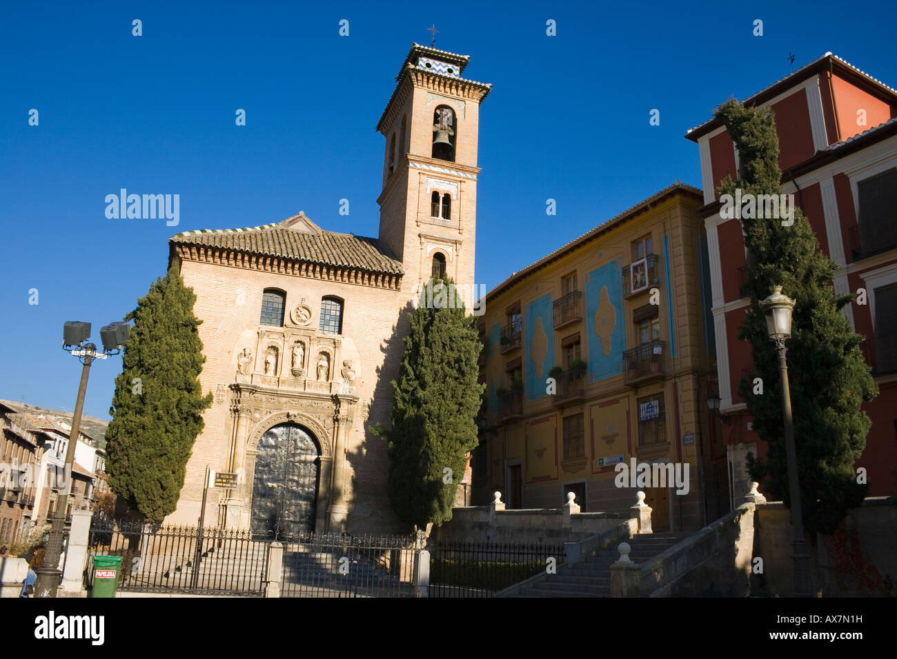 Granada Spagna Plaza Santa Ana Iglesia de Santa Ana y San Gil Foto Stock