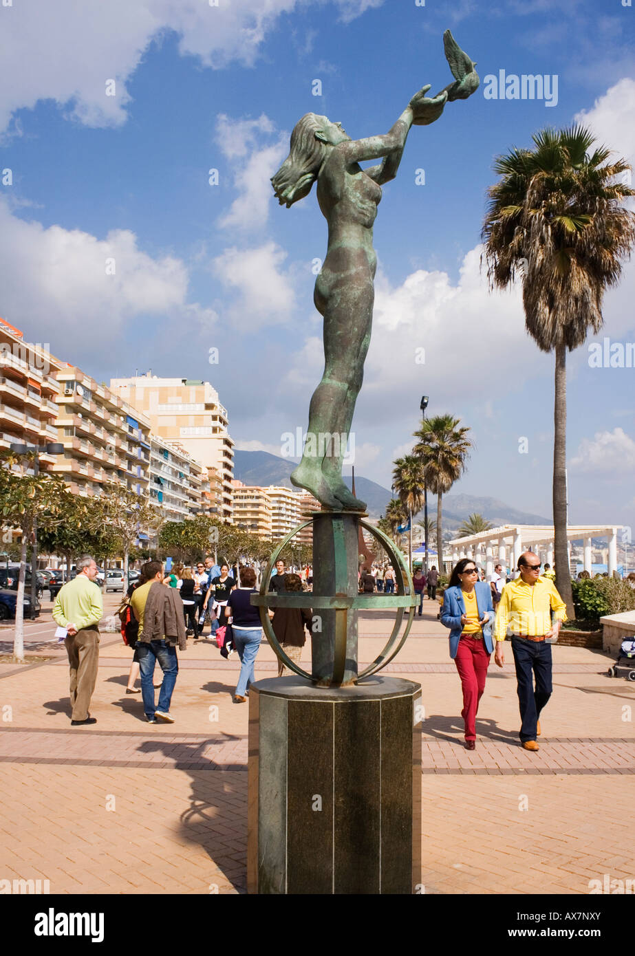 Los Boliches Fuengirola Malaga Costa del Sol Spagna Paseo Maritimo statua della ragazza e la colomba Foto Stock