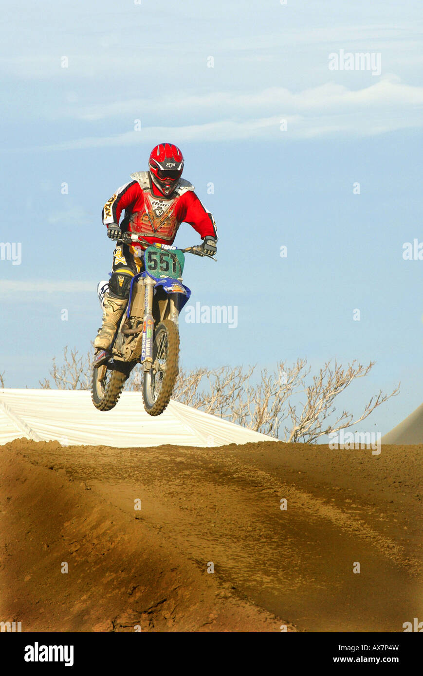 I motociclisti competere in giornata nella gara di sporco di Palmdale California non rilasciato Foto Stock