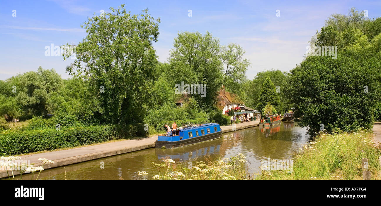 Grand Union Canal Globe Inn hotel a Leighton Buzzard stretta chiatte barche ormeggiate estate Foto Stock