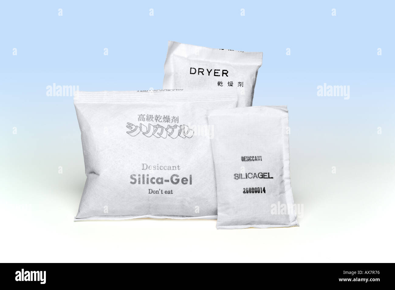 Gel di silice. Pacchetti contenenti gel di silice. Il gel di silice è una forma granulare di silice, prodotti sinteticamente da sodio silic Foto Stock