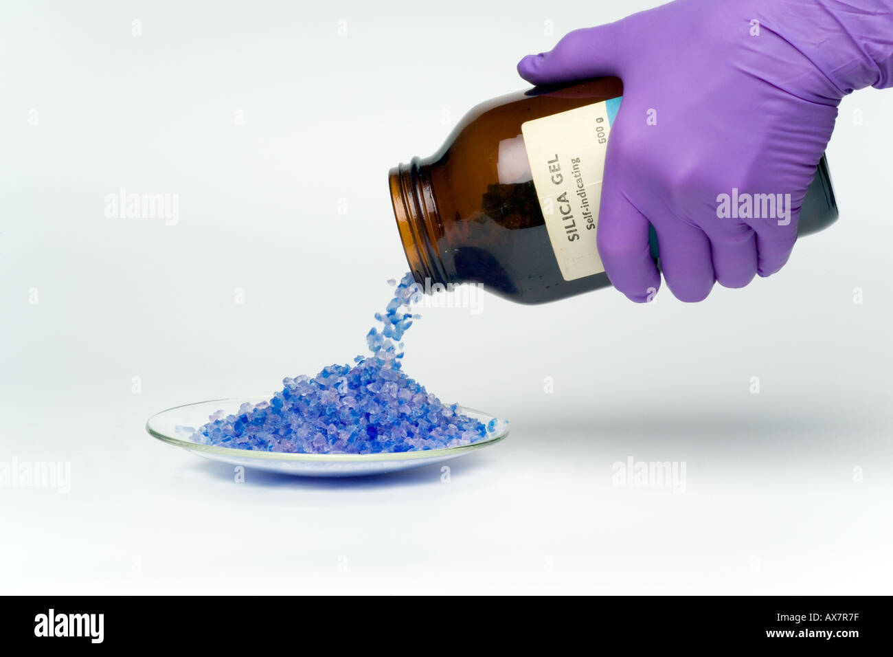 Gel di silice. Flacone contenente gel di silice. Il gel di silice è una forma granulare di silice, prodotti sinteticamente da silice di sodio Foto Stock