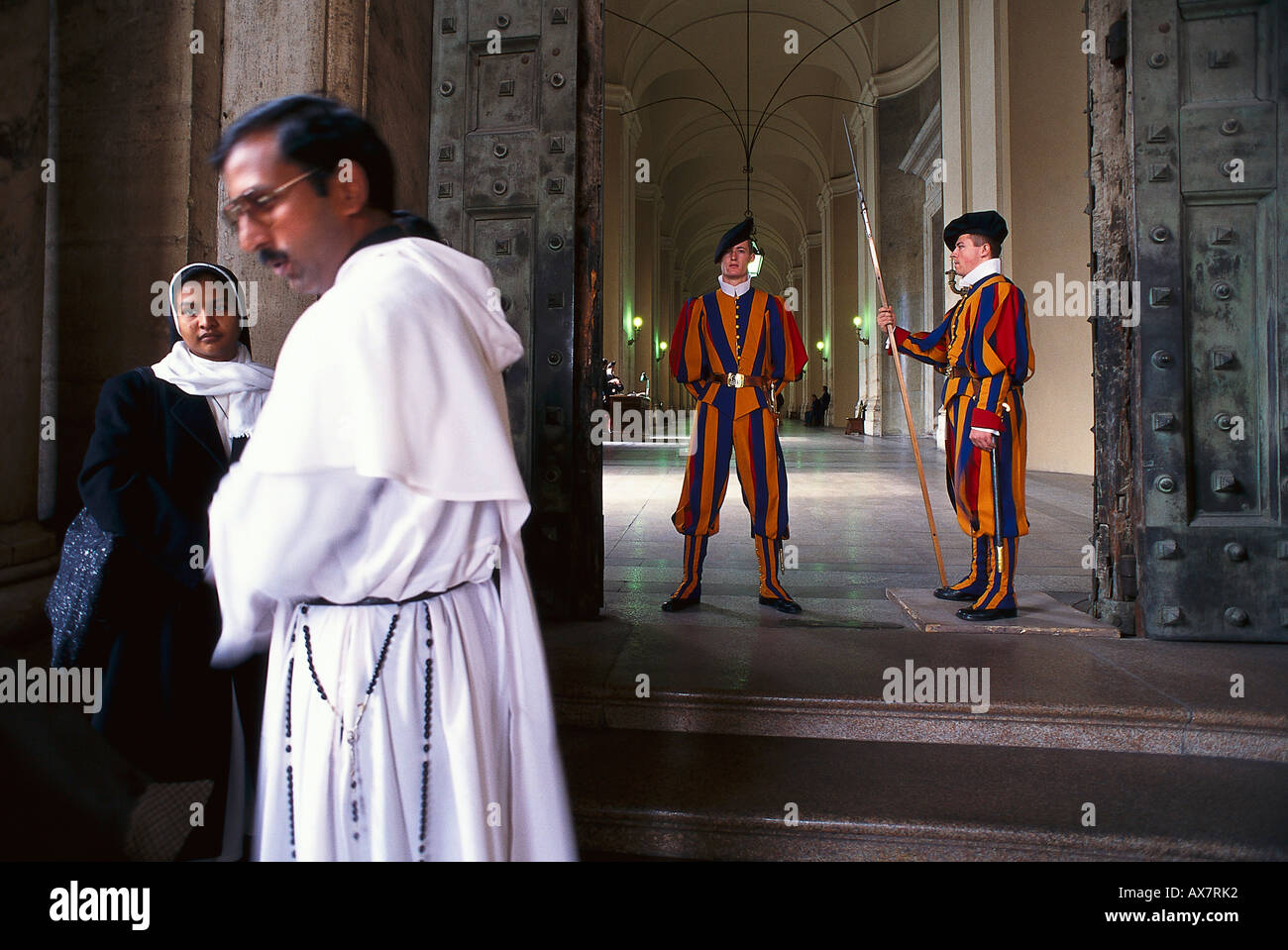 Guardia Svizzera, un sacerdote e una suora a Vatikan, Roma, Italia Foto Stock