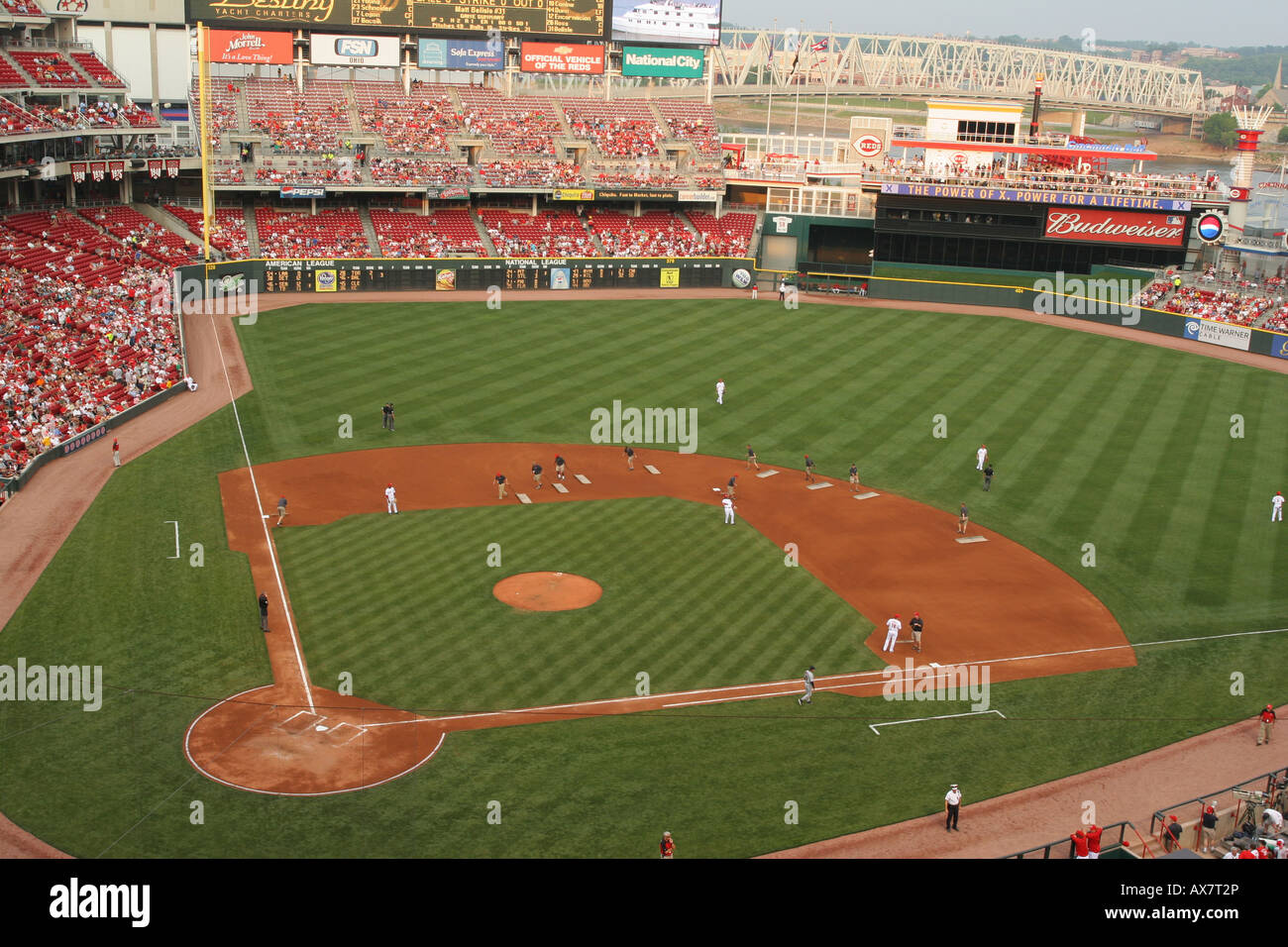 Great American Ball Park Cincinnati in Ohio Cincinnati Reds baseball team home campo preparare il campo per giocare Foto Stock