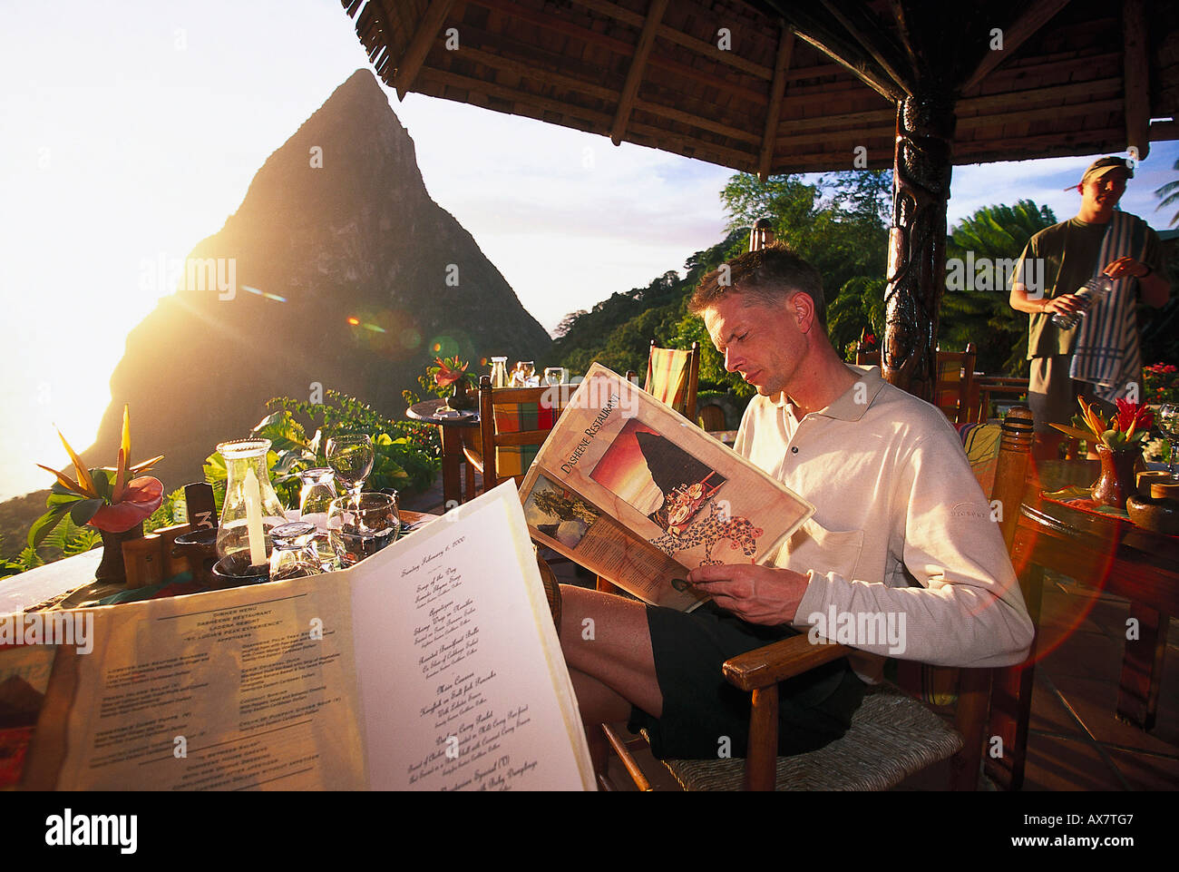 Tourist leggere il menù al ristorante Dasheene a Ladera Resort, Santa Lucia, Caraibi, America Foto Stock