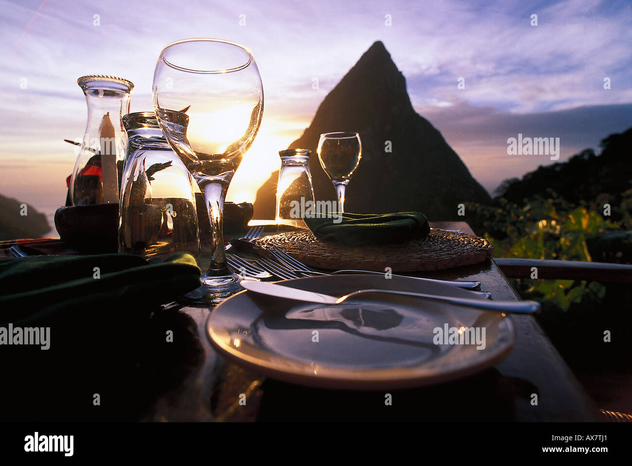 Una tabella è prevista sulla terrazza del ristorante Dasheene al tramonto, Soufriere, St. Lucia, Caraibi Foto Stock