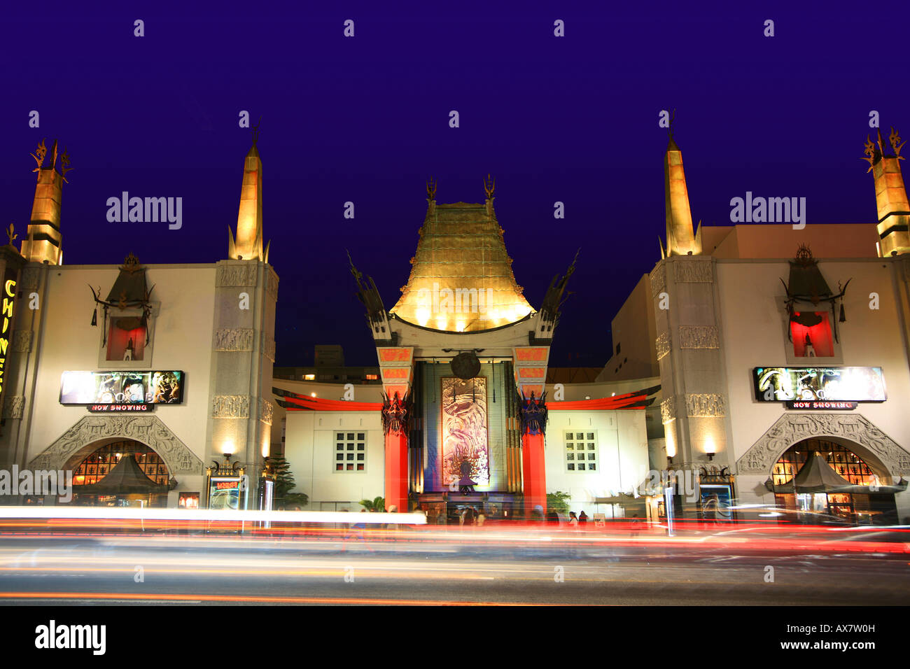 Striature di traffico dal Grauman Mann's Chinese Theater di notte a Hollywood California Foto Stock