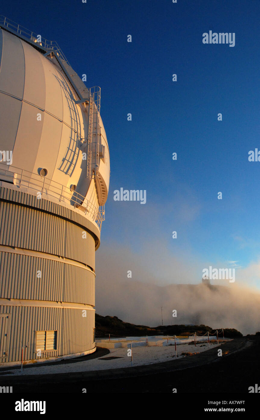 Il William Herschel Telescope all avanguardia, il Nordic Optical Telescope in background su La Palma in un giorno nuvoloso. Foto Stock