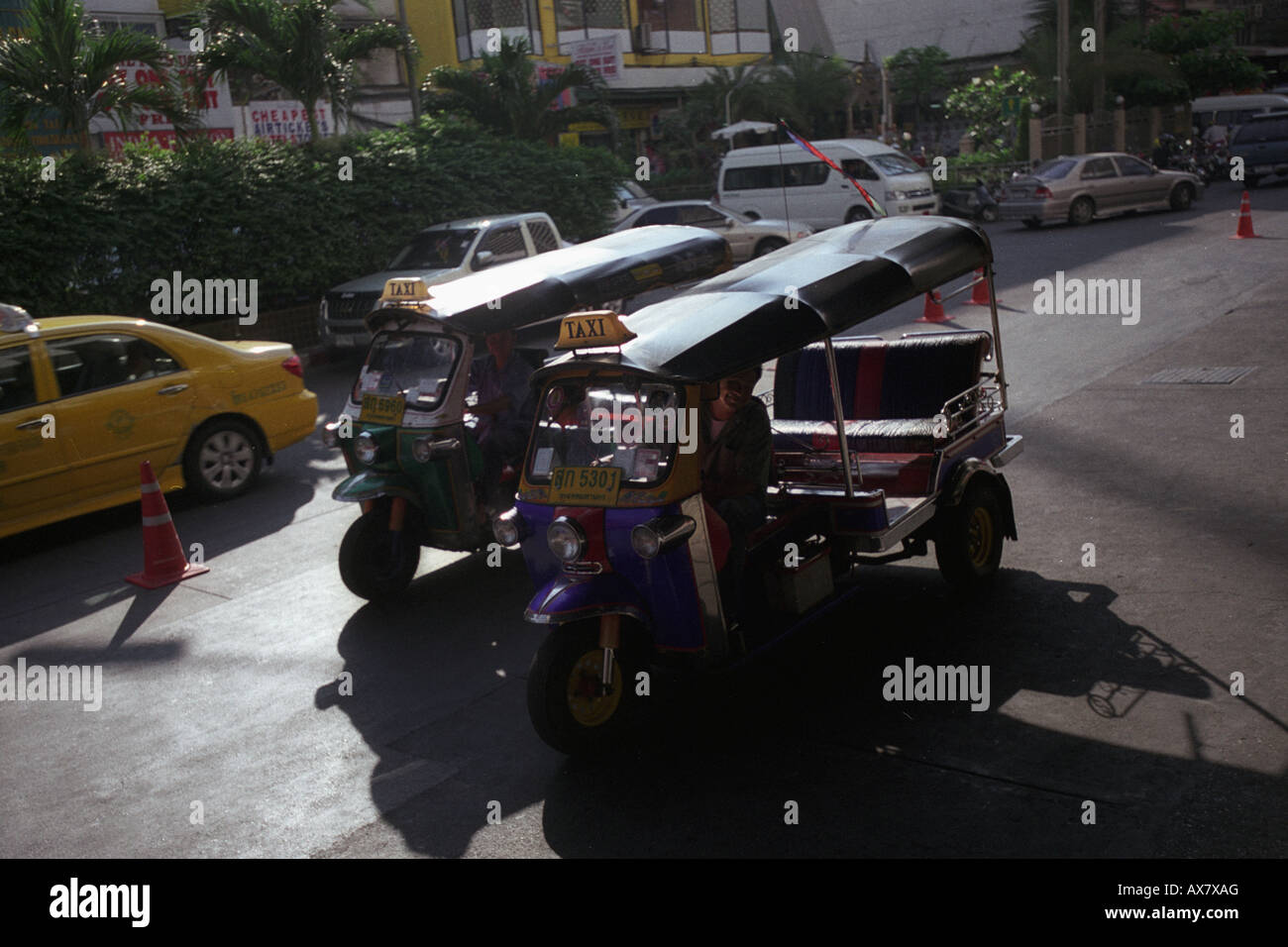 Due autisti di tuk tuk in cerca di affari nel centro citta' di Bangkok, Tailandia. Foto Stock
