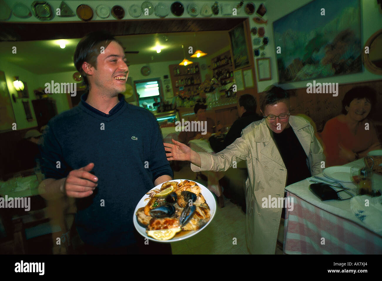 Kellner serviert Fischplatte, ristorante, Puerto de Soller Maiorca, Spanien Foto Stock