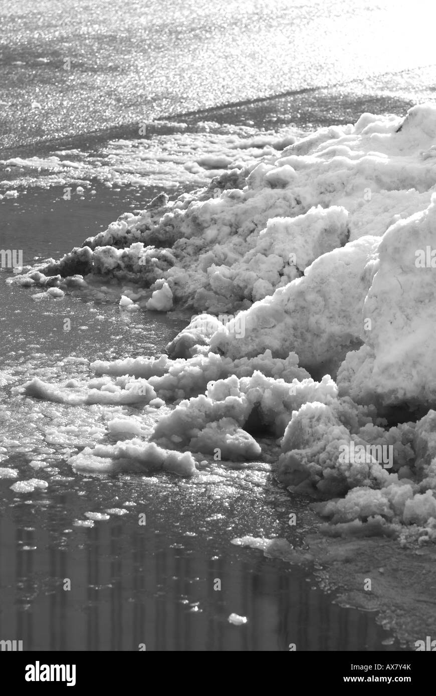 Un tumulo di fusione di granita al lato della strada durante la primavera Foto Stock