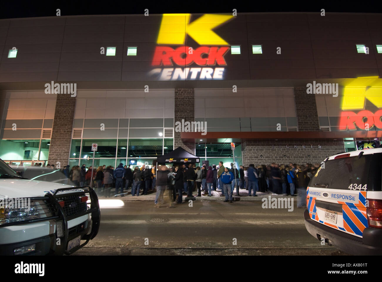 Incorniciata da due veicoli per uso paramedico una folla si raduna al di fuori della nuova K Rock Centro per il tragicamente Hip concerto Kingston Ontario Foto Stock