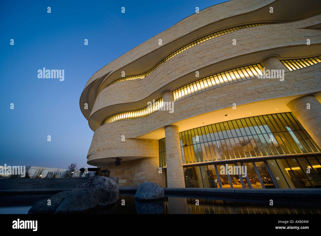 Il Smithsonian National Museum of American Indian sul National Mall. Vista esterna da est, al tramonto. Foto Stock