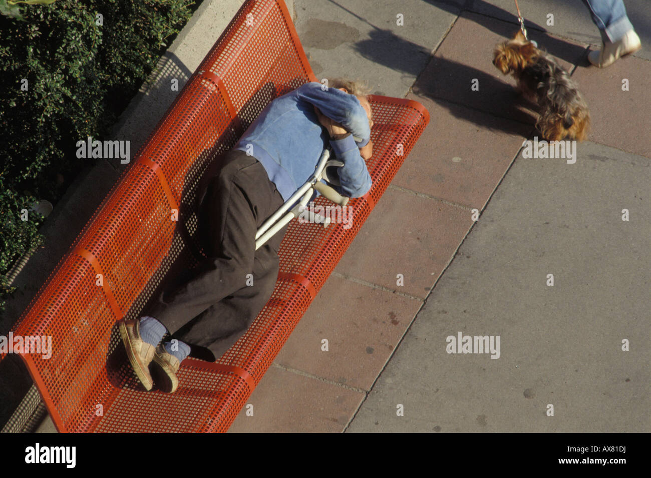 Il vecchio uomo con dei cunei dorme sul red bank Foto Stock