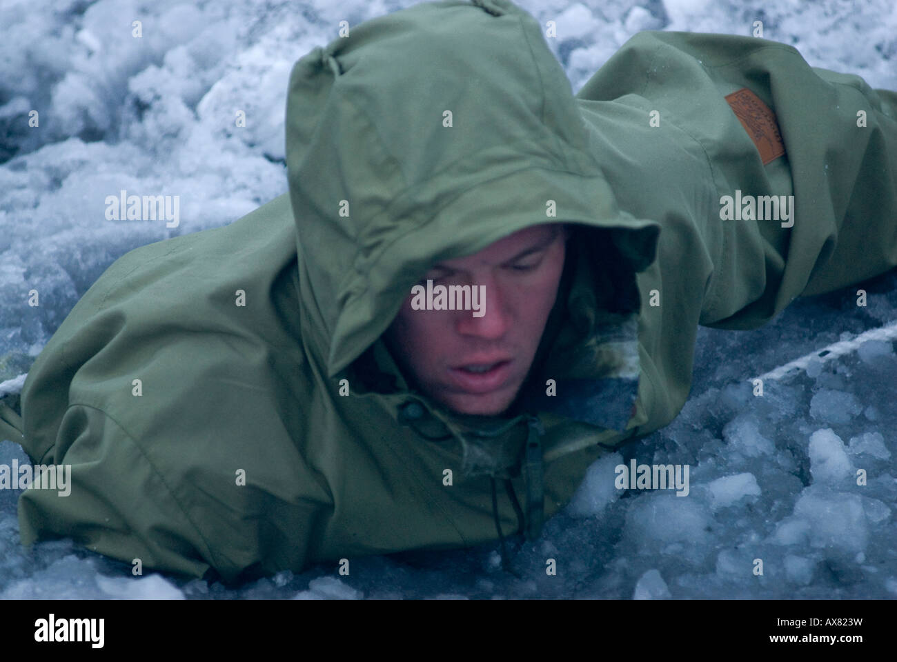 Kenneth nel fiordo congelato acqua a meno 2C imparare come ci si sente ad andare attraverso la sopravvivenza di ghiaccio settimana speciale Danese per Foto Stock