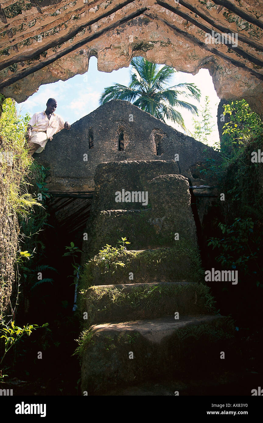 L'uomo presso le rovine di un ex schiavo house, Zanzibar, Tanzania Africa Foto Stock