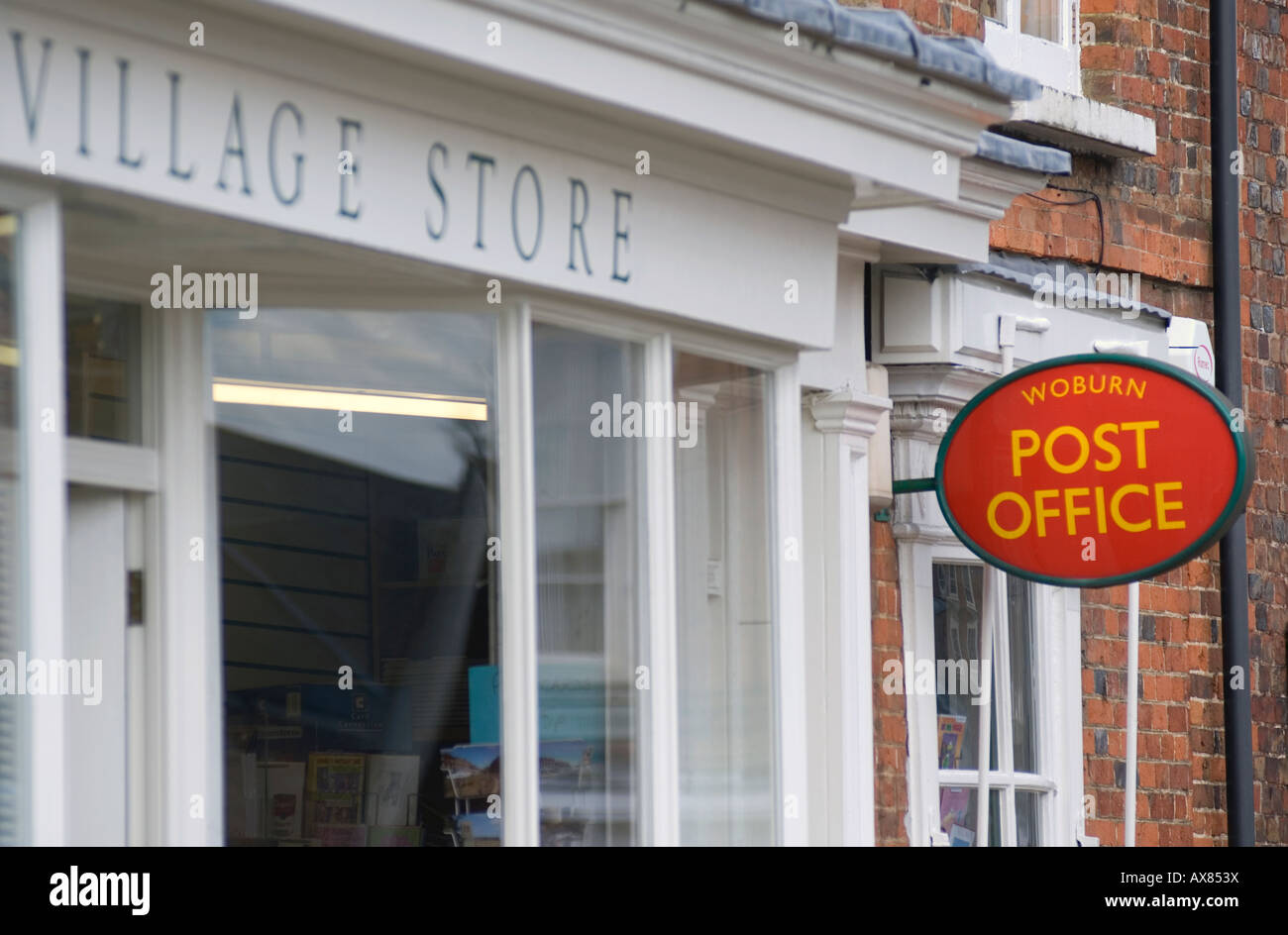 Villaggio rurale post office at Woburn vecchia casella postale a salvare il nostro ufficio postale Foto Stock