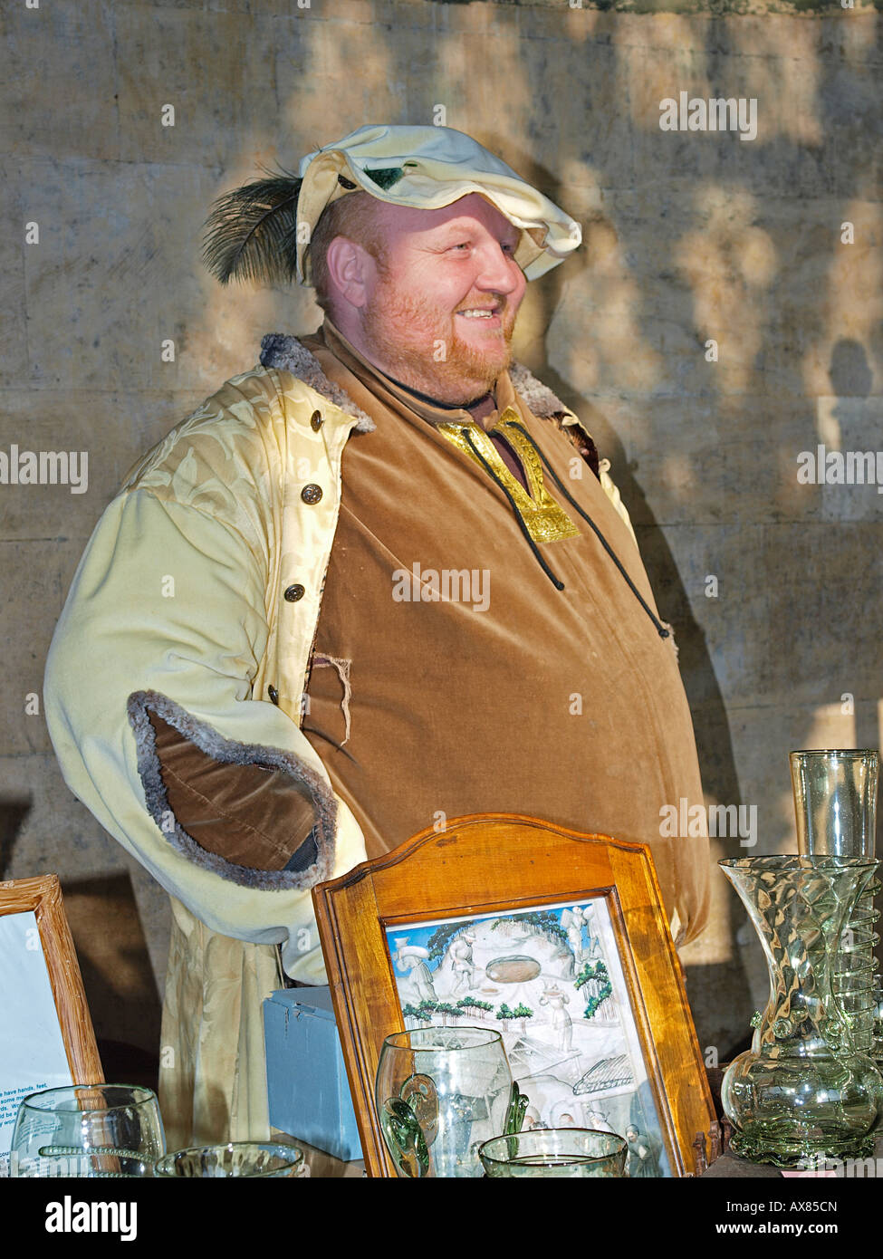 BOHEMIAN produttore di vetro in abito tradizionale presso Medieval mercatino di Natale nel chiostro della cattedrale di Norwich Norfolk England Regno Unito Foto Stock