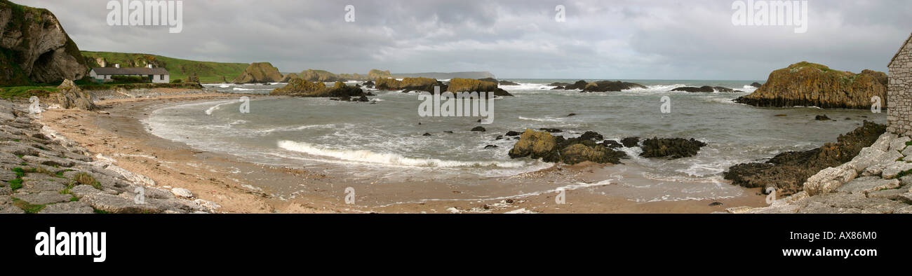 Regno Unito Irlanda del Nord nella contea di Antrim Ballintoy panoramica spiaggia Foto Stock