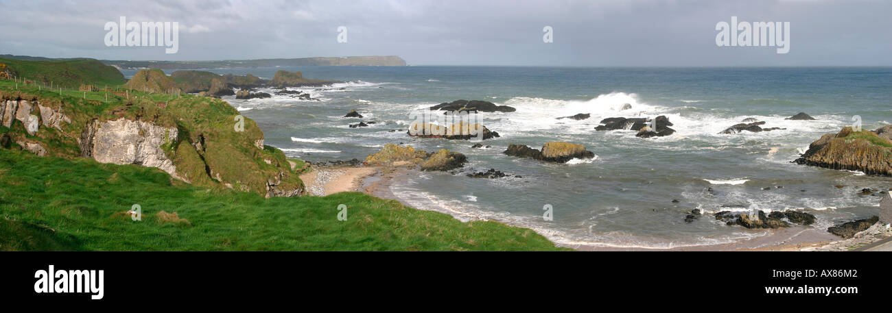 Regno Unito Irlanda del Nord nella contea di Antrim Ballintoy le isolette della panoramica camplie Foto Stock