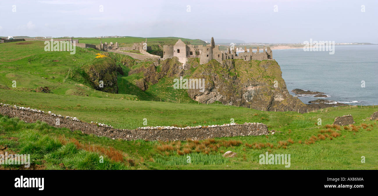 Regno Unito Irlanda del Nord nella contea di Antrim Dunluce Castle rimane al di sopra della panoramica sul mare Foto Stock