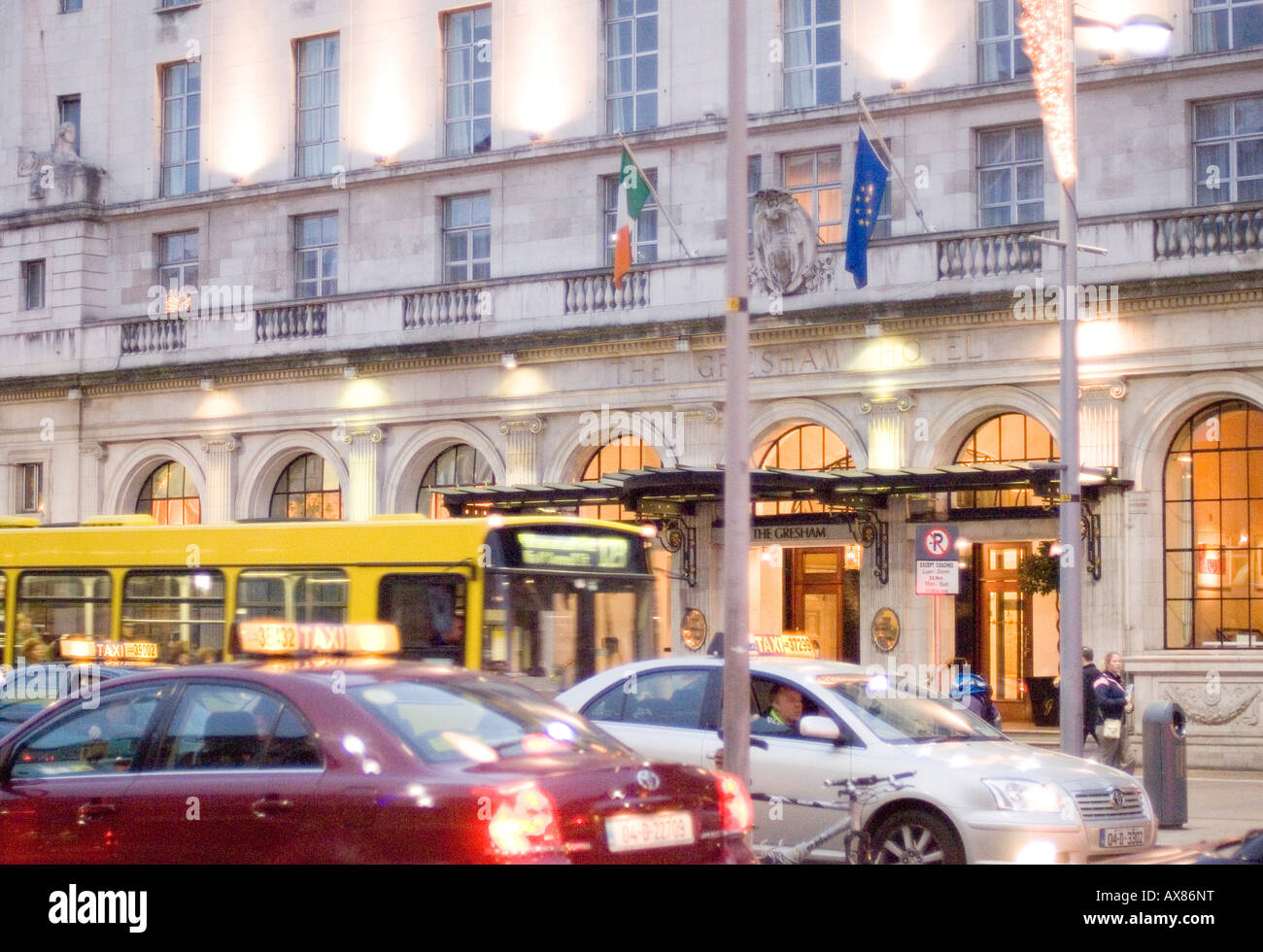 Traffico Rushour davanti al Gresham Hotel su O'Connell Street a Dublino in Irlanda Foto Stock