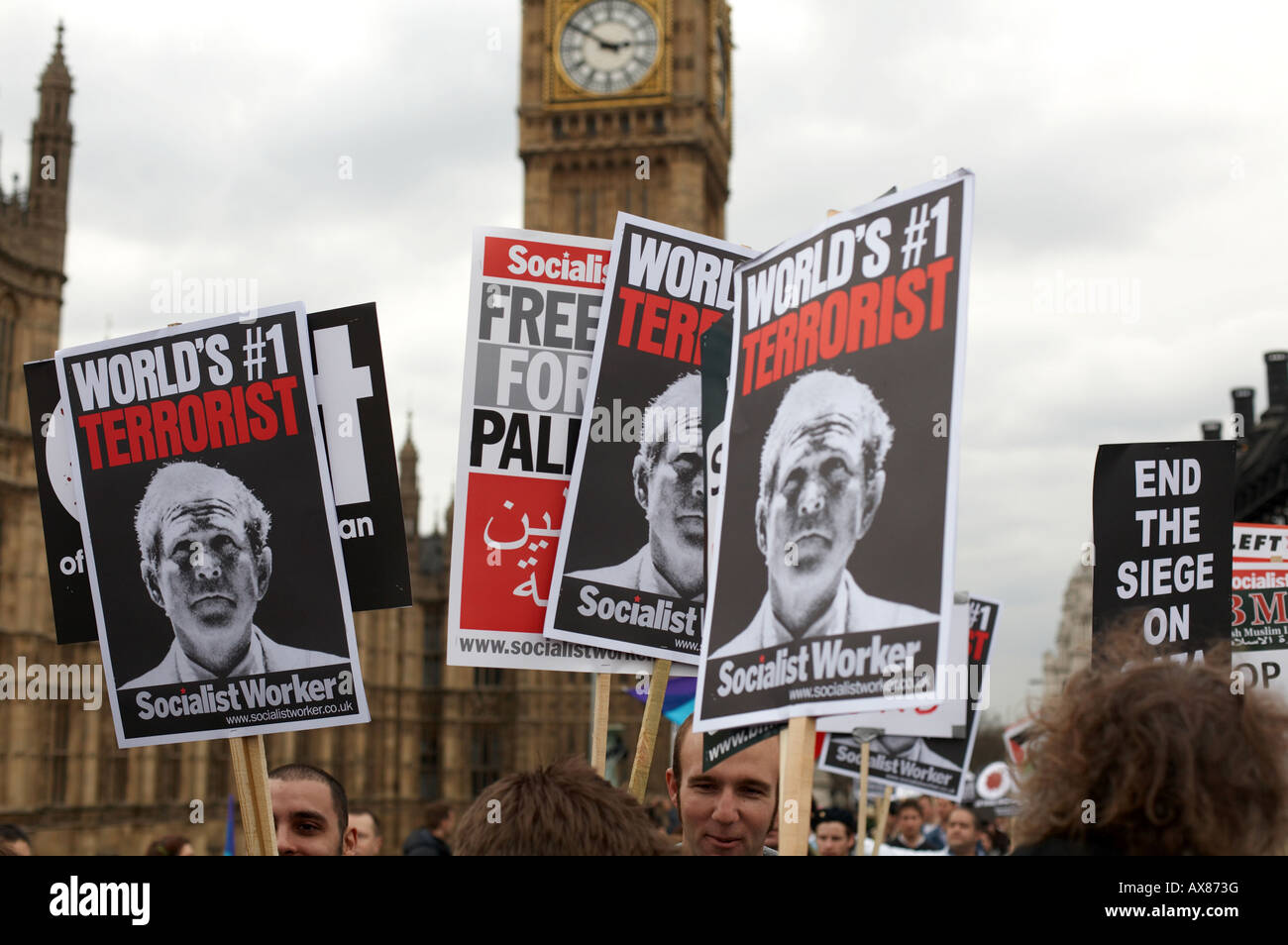 Anti George Bush cartelloni ad un anti-War rally in London REGNO UNITO Foto Stock