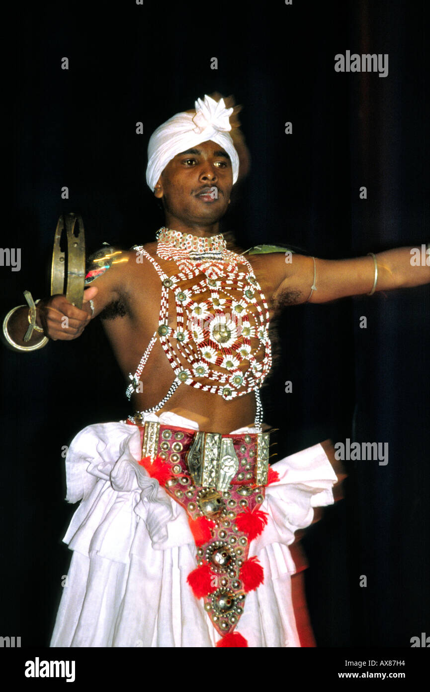 Sri Lanka Kandy ballerino maschio in abito tradizionale Foto Stock