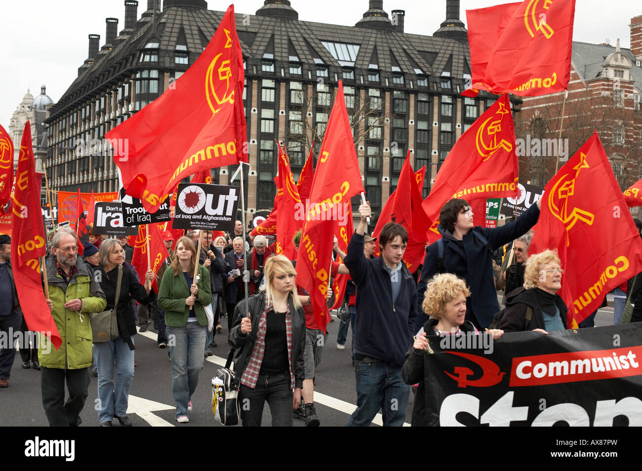 Comunista sventolando bandiere a una guerra anti rally in London REGNO UNITO Foto Stock